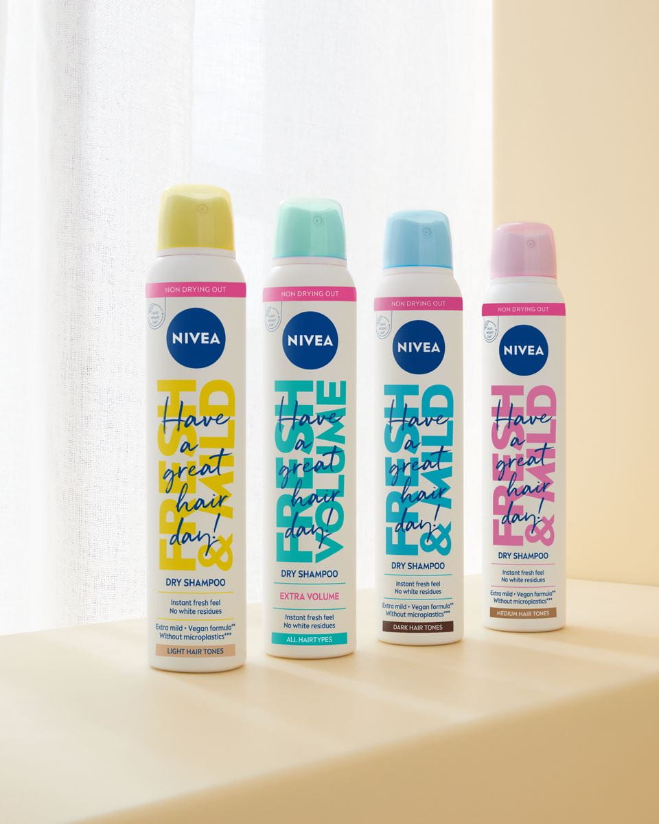 Krok 1: Použijte NIVEA SUCHÝ ŠAMPON pro lepší texturu vlasů
