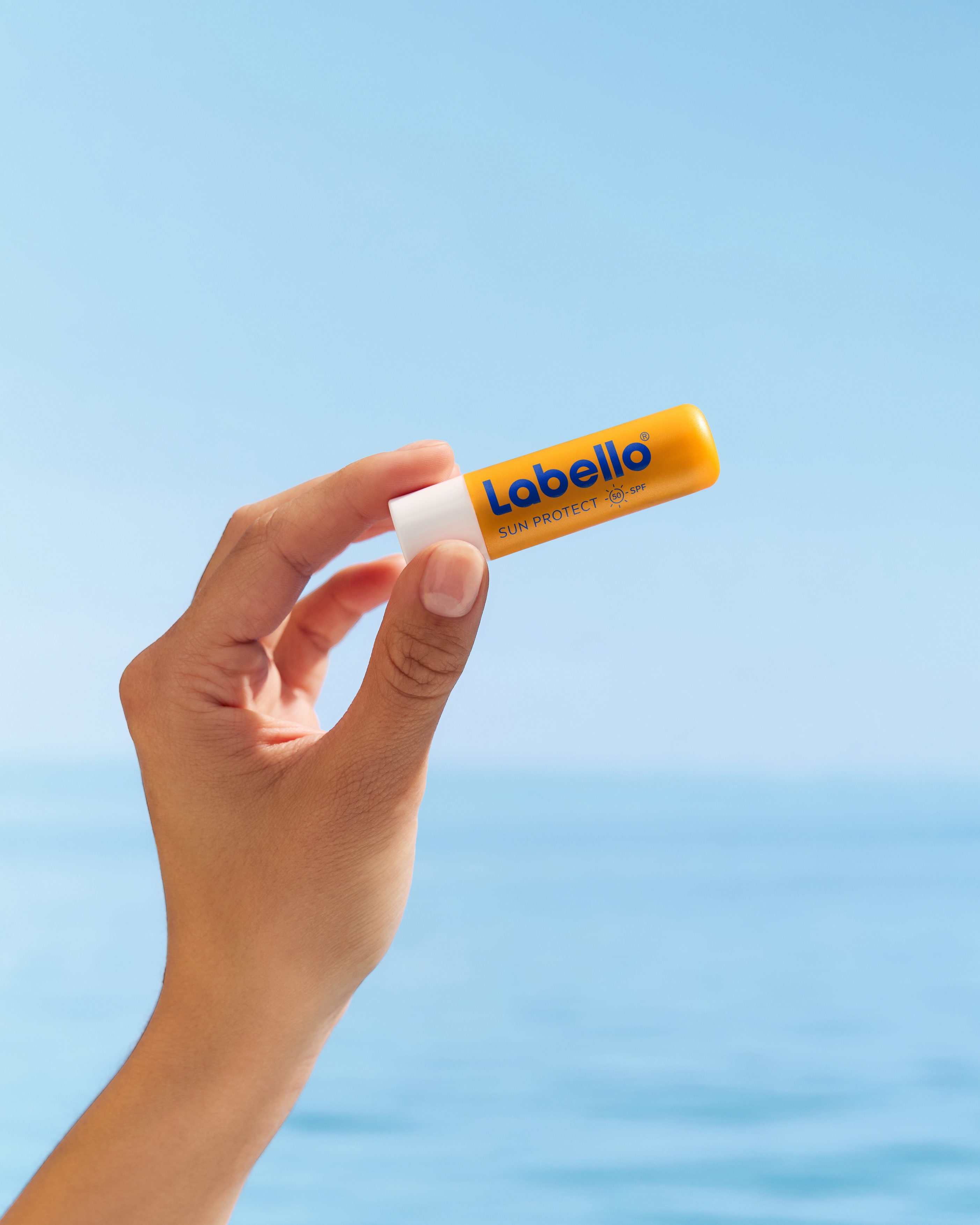 nő-hosszú-hajjal-a-parton