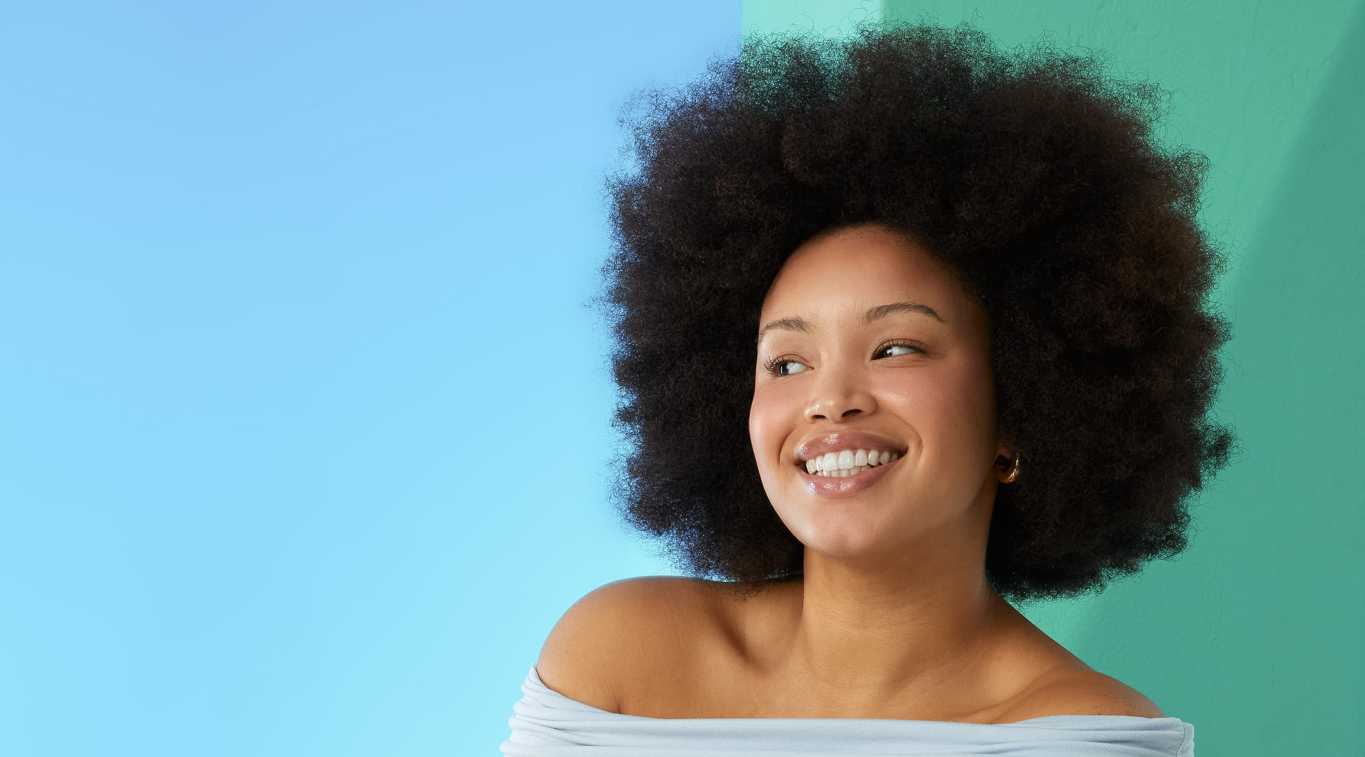 Jeune fille aux cheveux afro