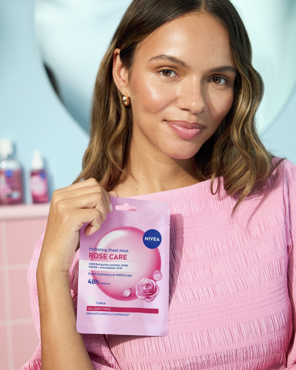 vrouw die leert hoe ze donkere vlekken kan verwijderen