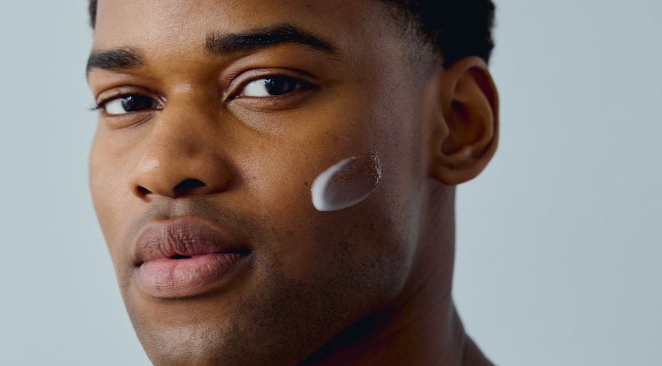 Man met baard donkere kamer