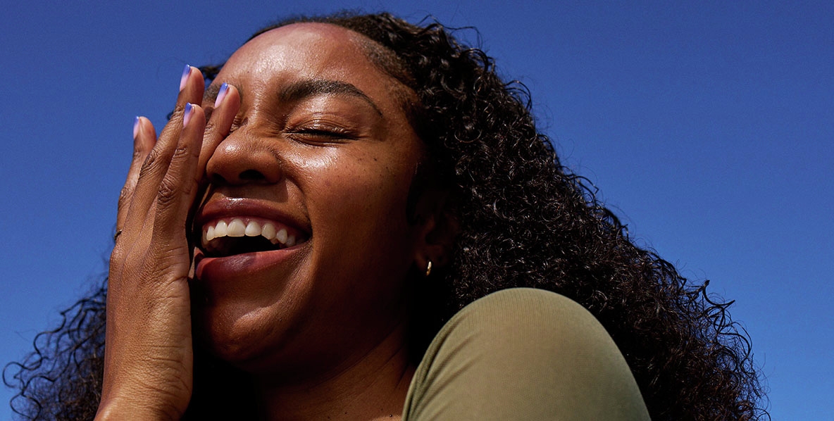 kobiety z zakrytą połową twarzy uśmiechają się