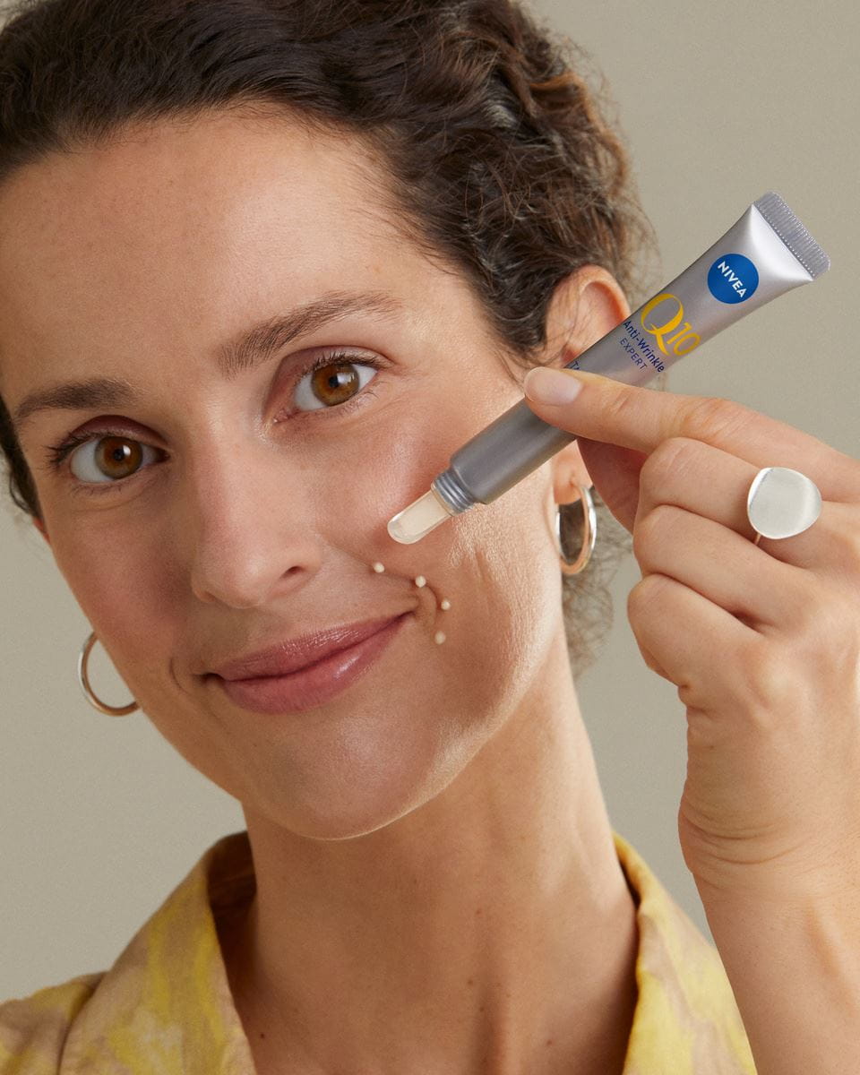 Frau, die Nivea Q10 Anti-Falten-Serum verwendet