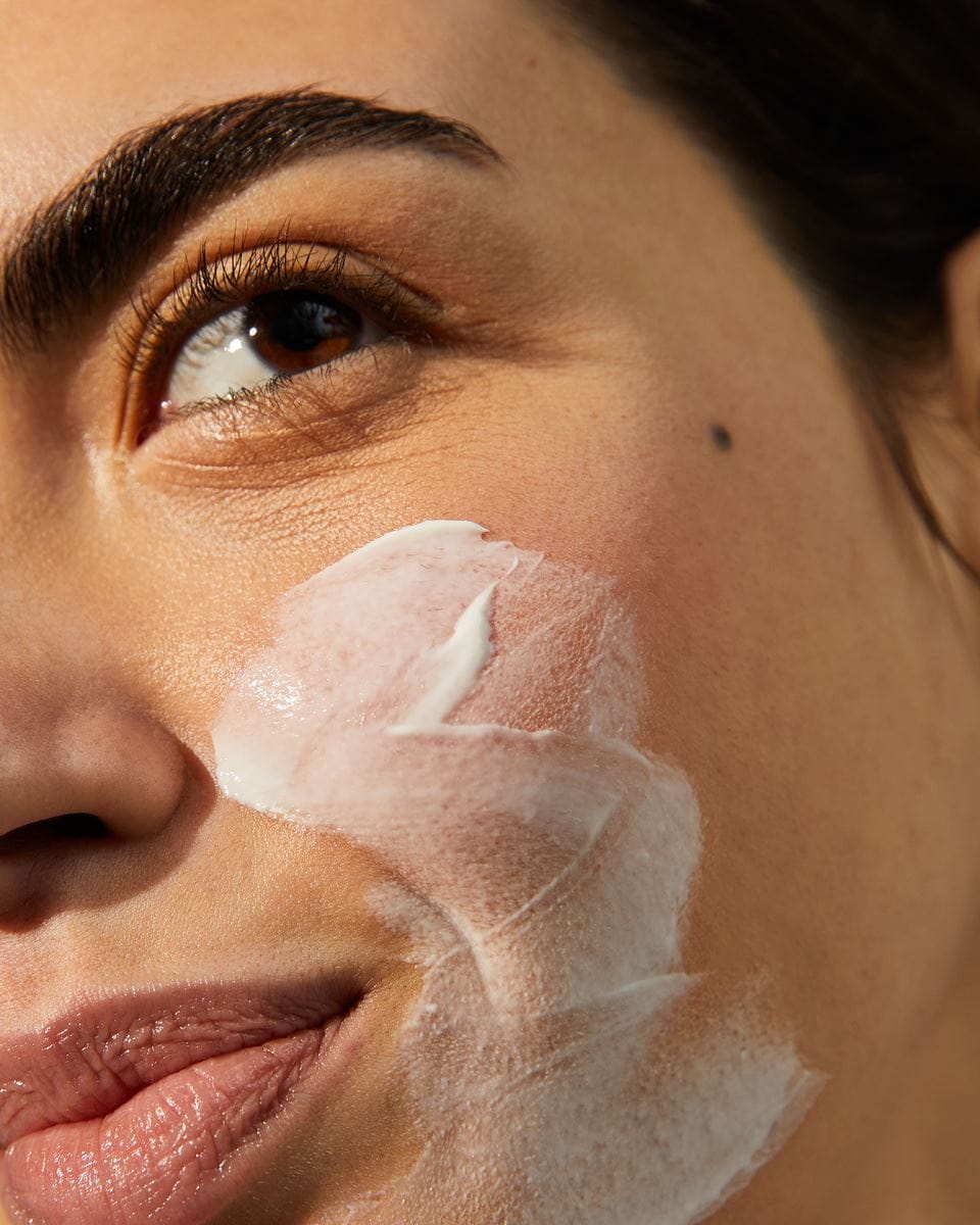 Deux filles avec des masques de beauté sur leurs visages