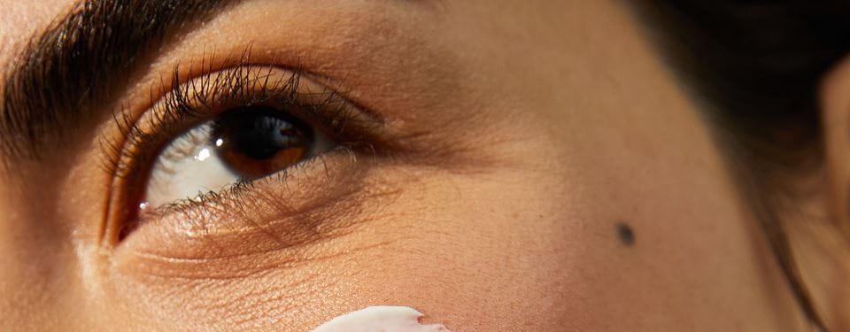 donna che usa la cura della pelle naturale