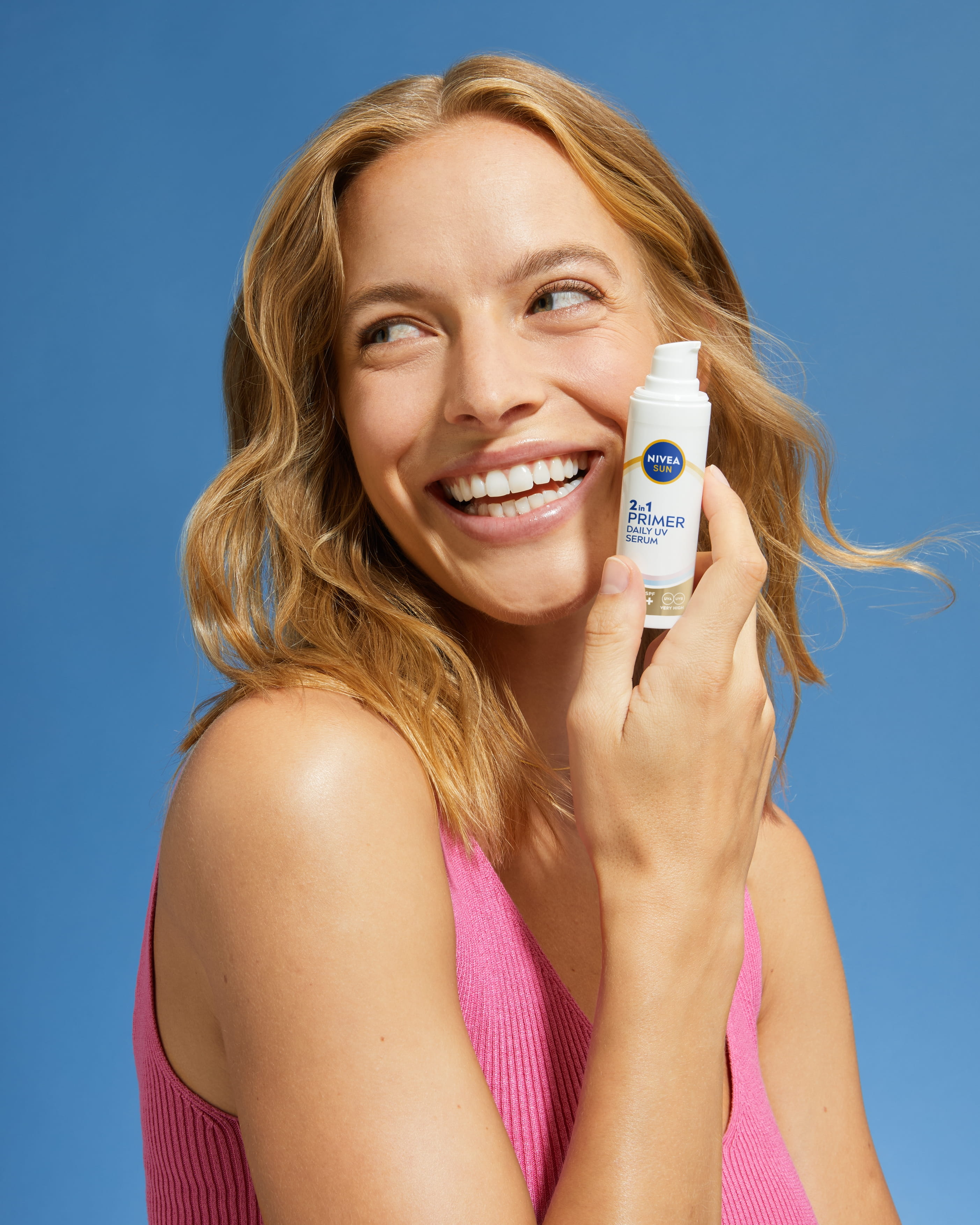 Nivea Sun Triple Protection krémet használó nő