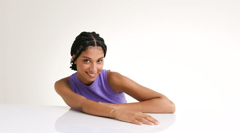 vrouw met een Nivea roll-on