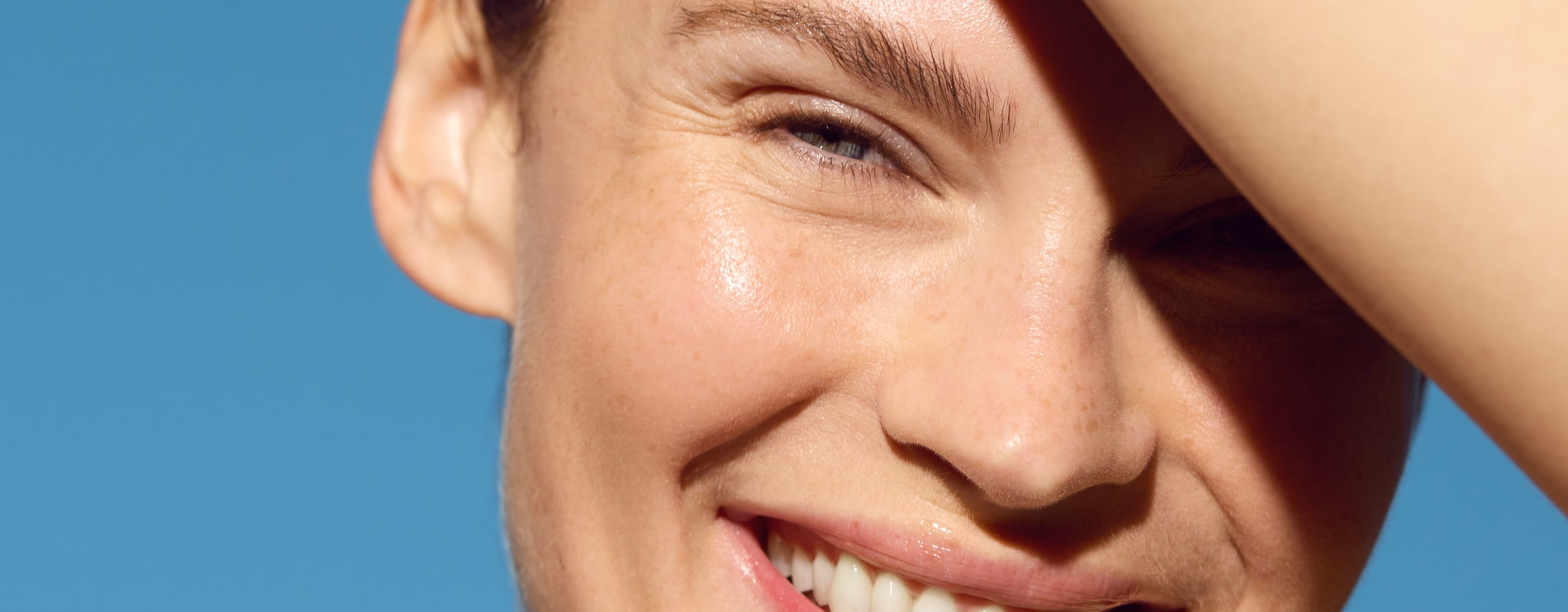 ragazza che applica la crema viso Nivea