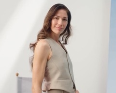 Montage von einer erwachsenen Frau, die aufsteht, etwas von dem Q10 Anti-Falten Kollagen Expert 3in1 Regeneriendes Serum auf ihren Finger gibt und es anschließend auf Gesicht und Hals aufträgt.