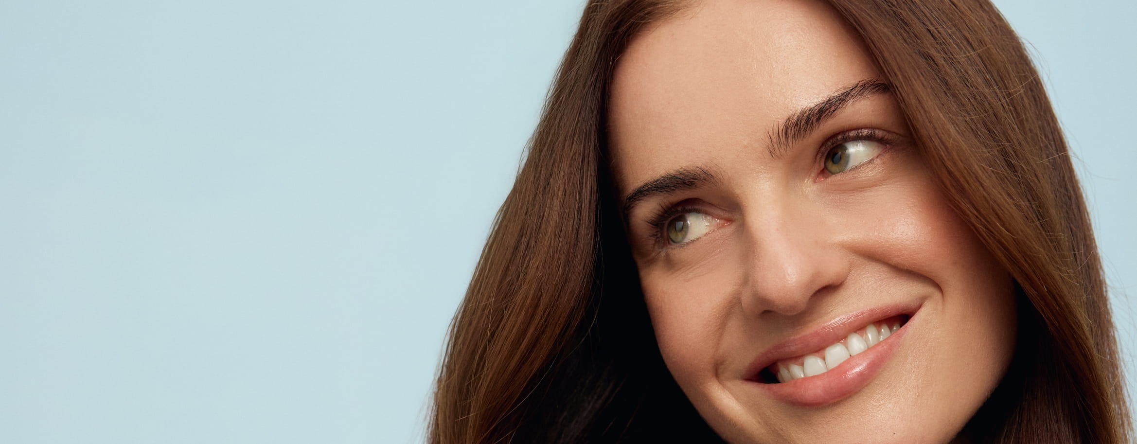 Junge Frau verwendet Nivea Length Wonder Shampoo