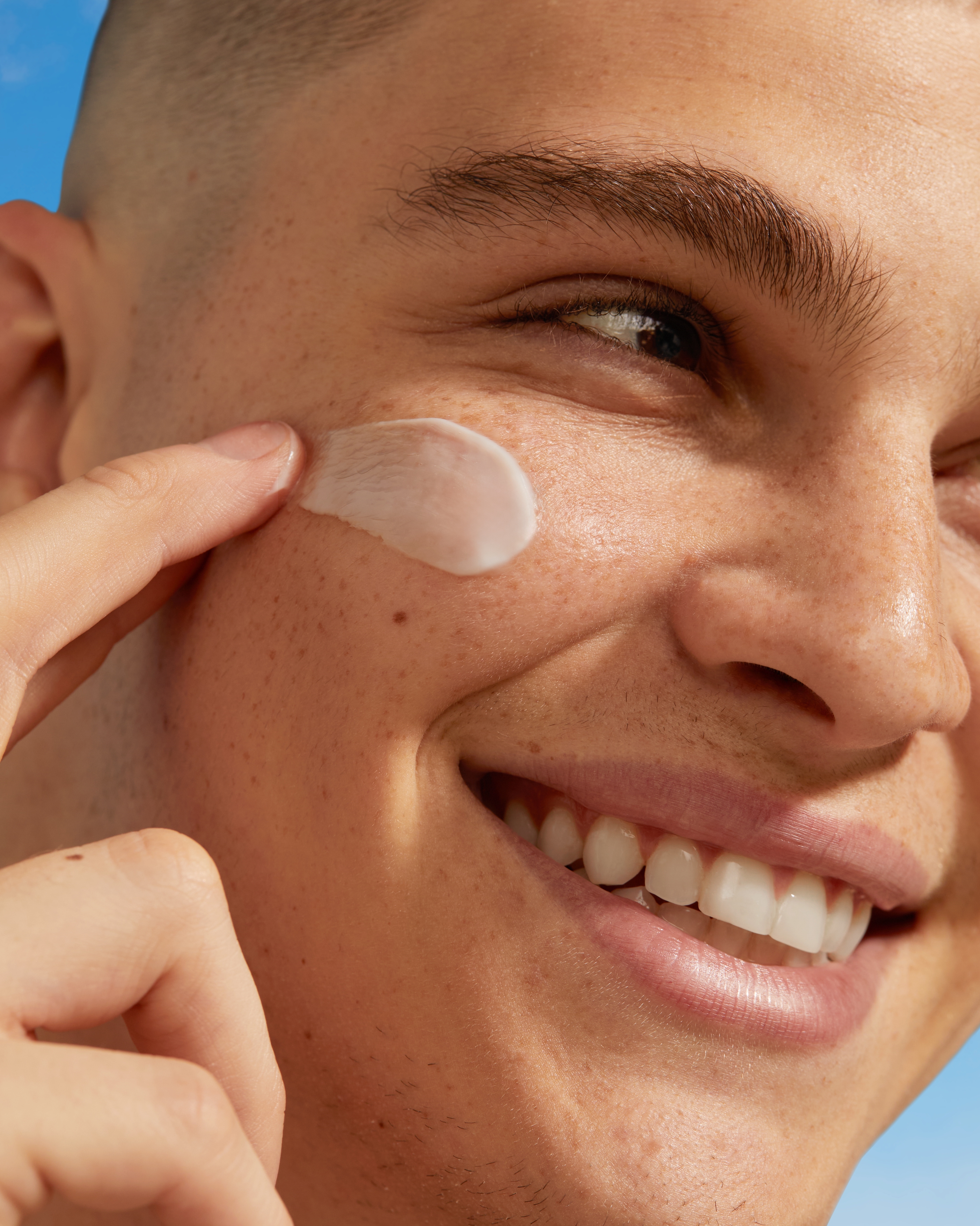 En närbild på ett ansikte som har kräm på kinden