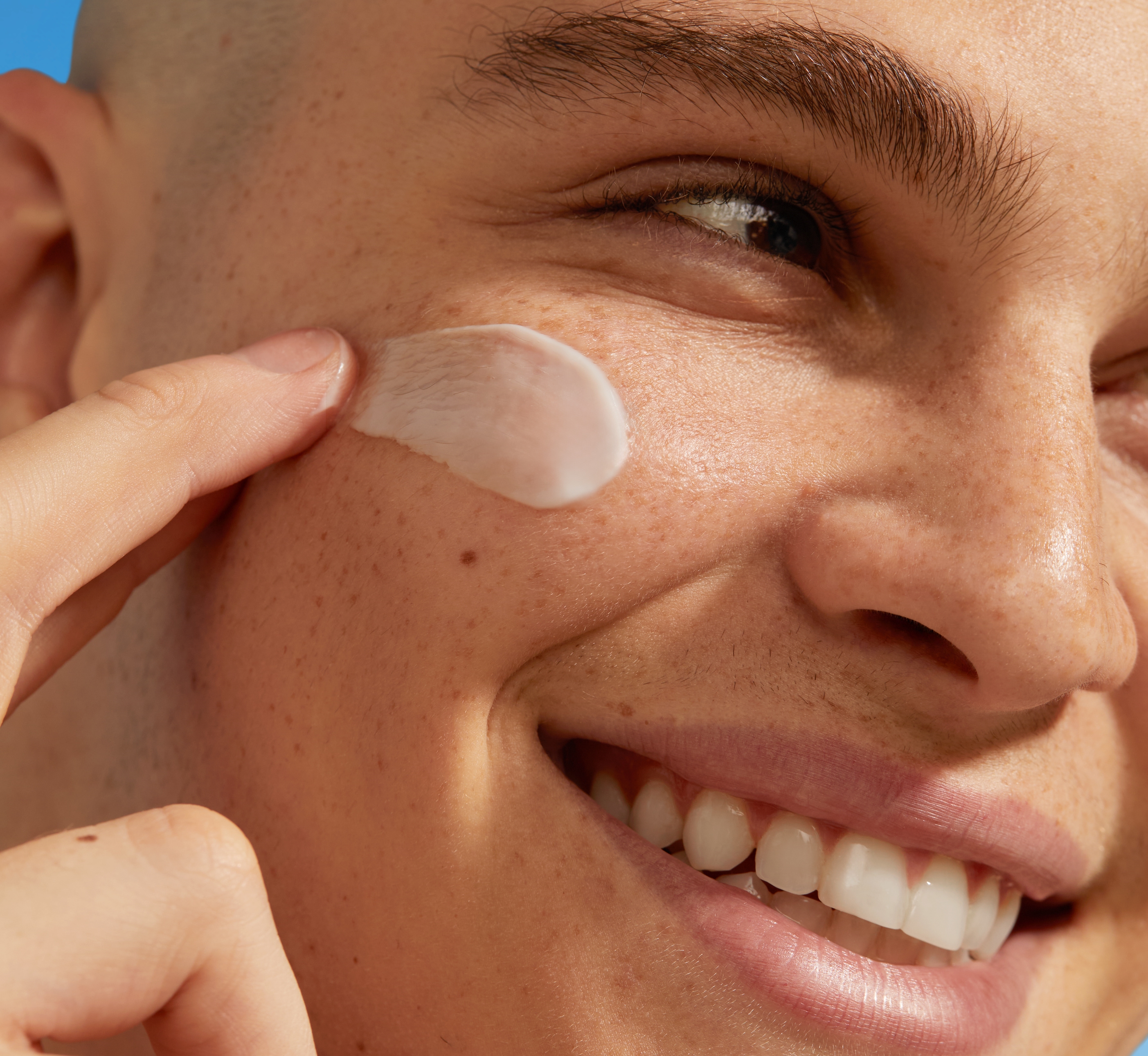 hombre aplicando crema