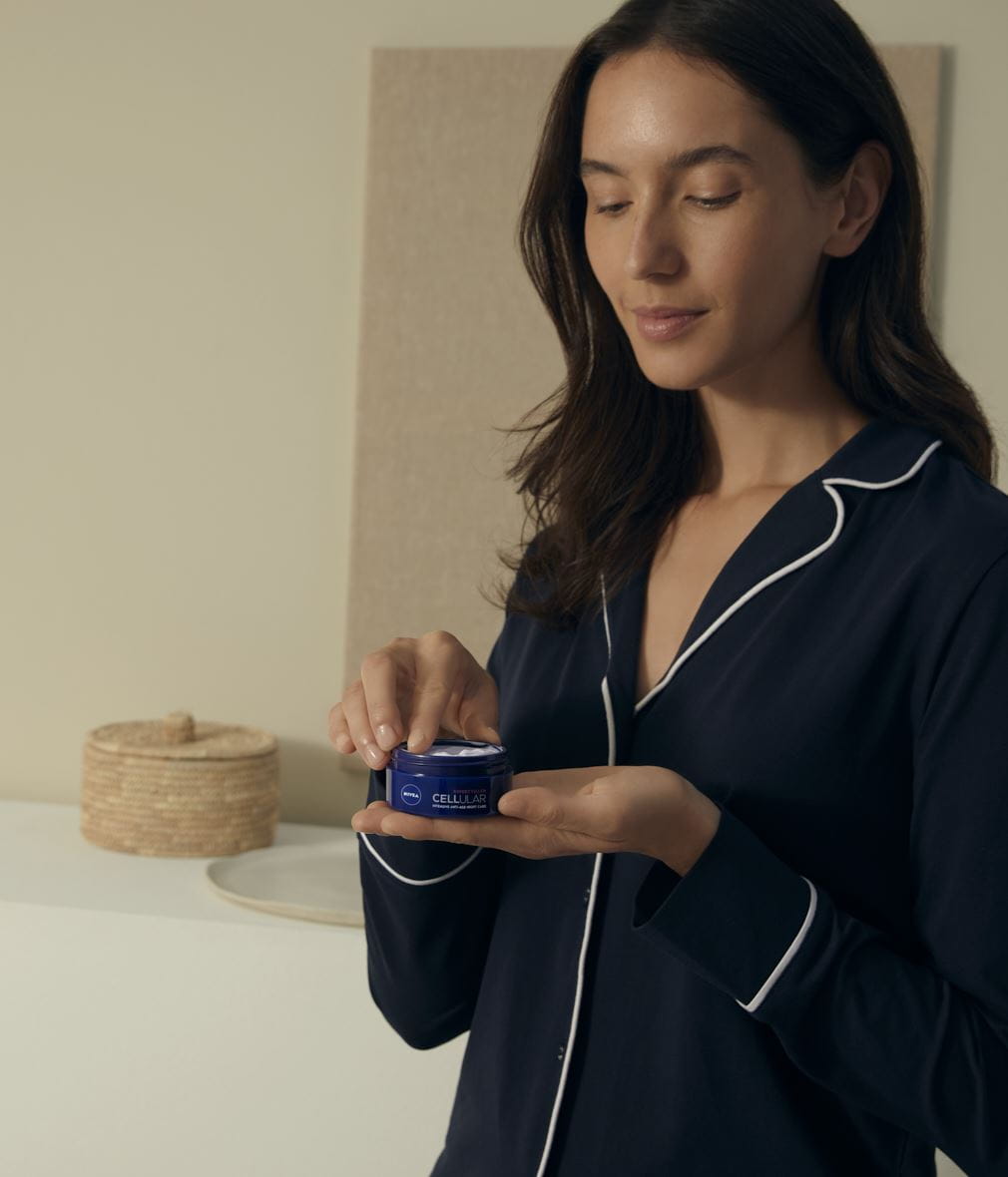 donna che usa NIVEA Cellular Filler