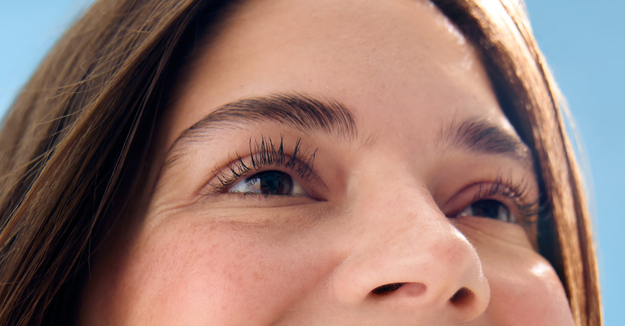 Frau lächelt Falten unter den Augen