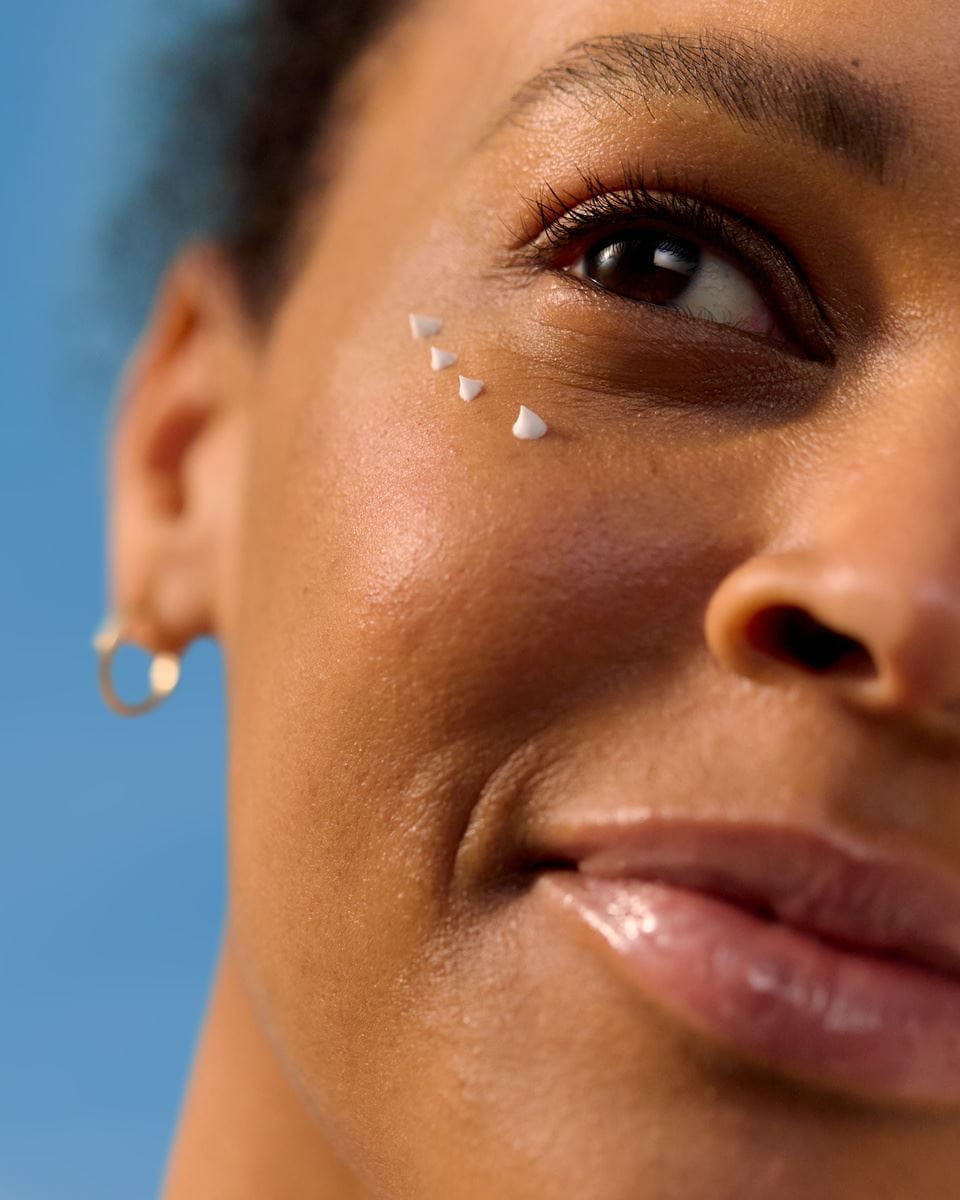 kobieta używająca kremu do twarzy Nivea