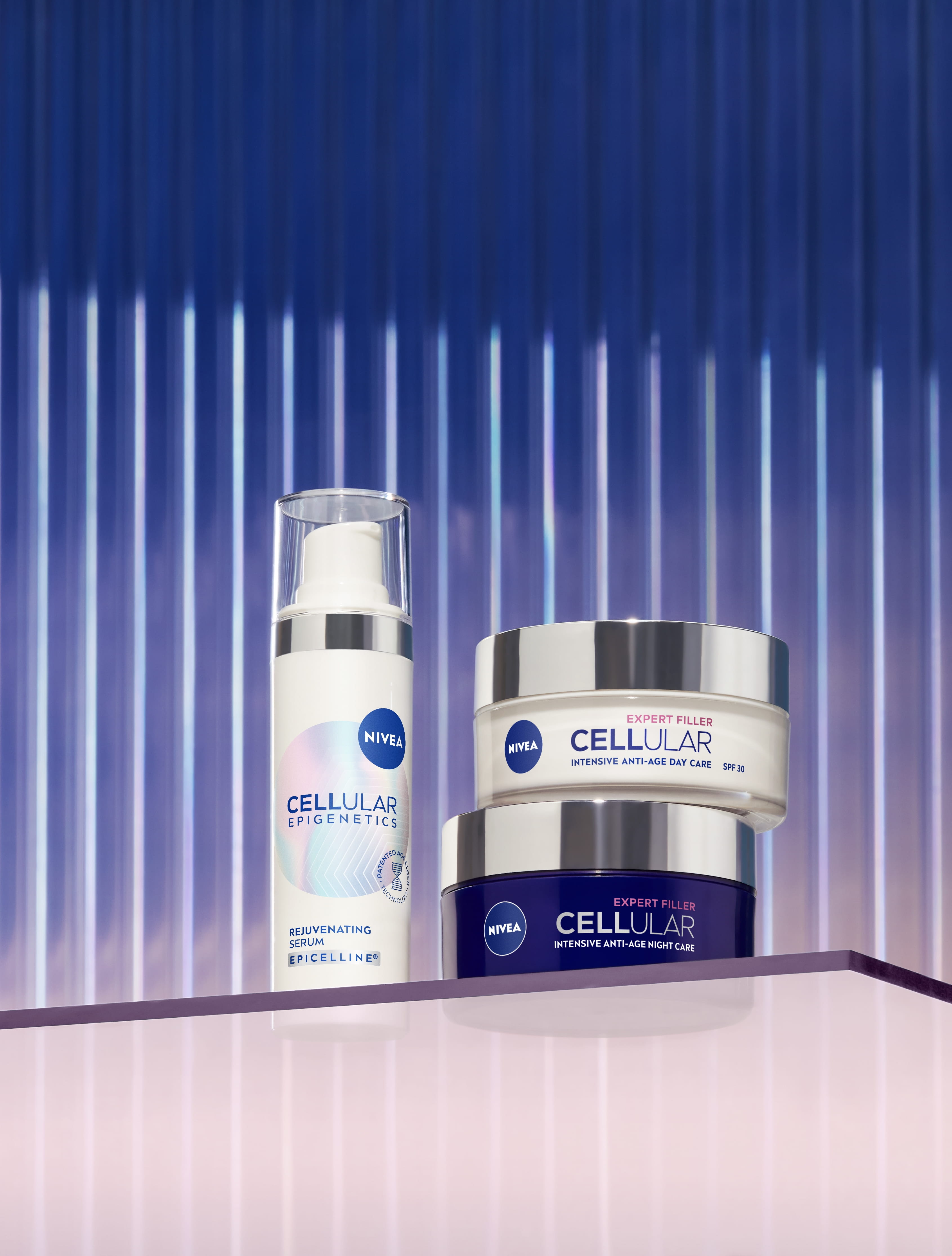 Dame souriante tenant un sérum épigénétique NIVEA