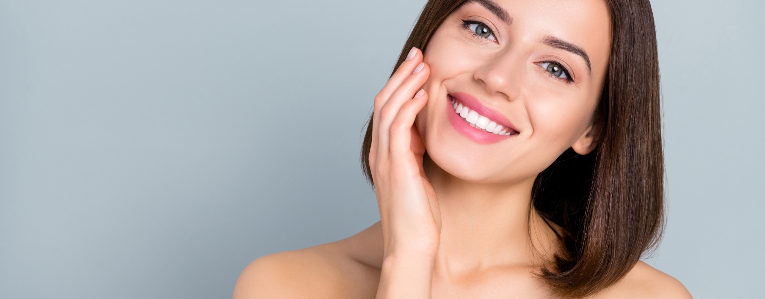 Mujer aplicando Thiamidol en su rostro