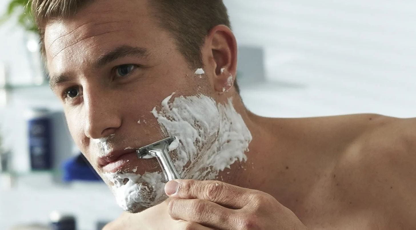 Shaving the male intimate area