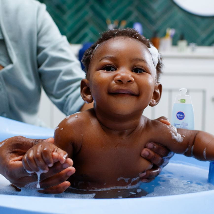 Ein lächelndes Baby beim Baden