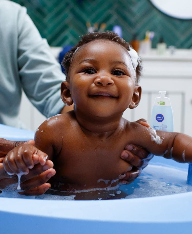 Eine Mutter badet ihr Baby