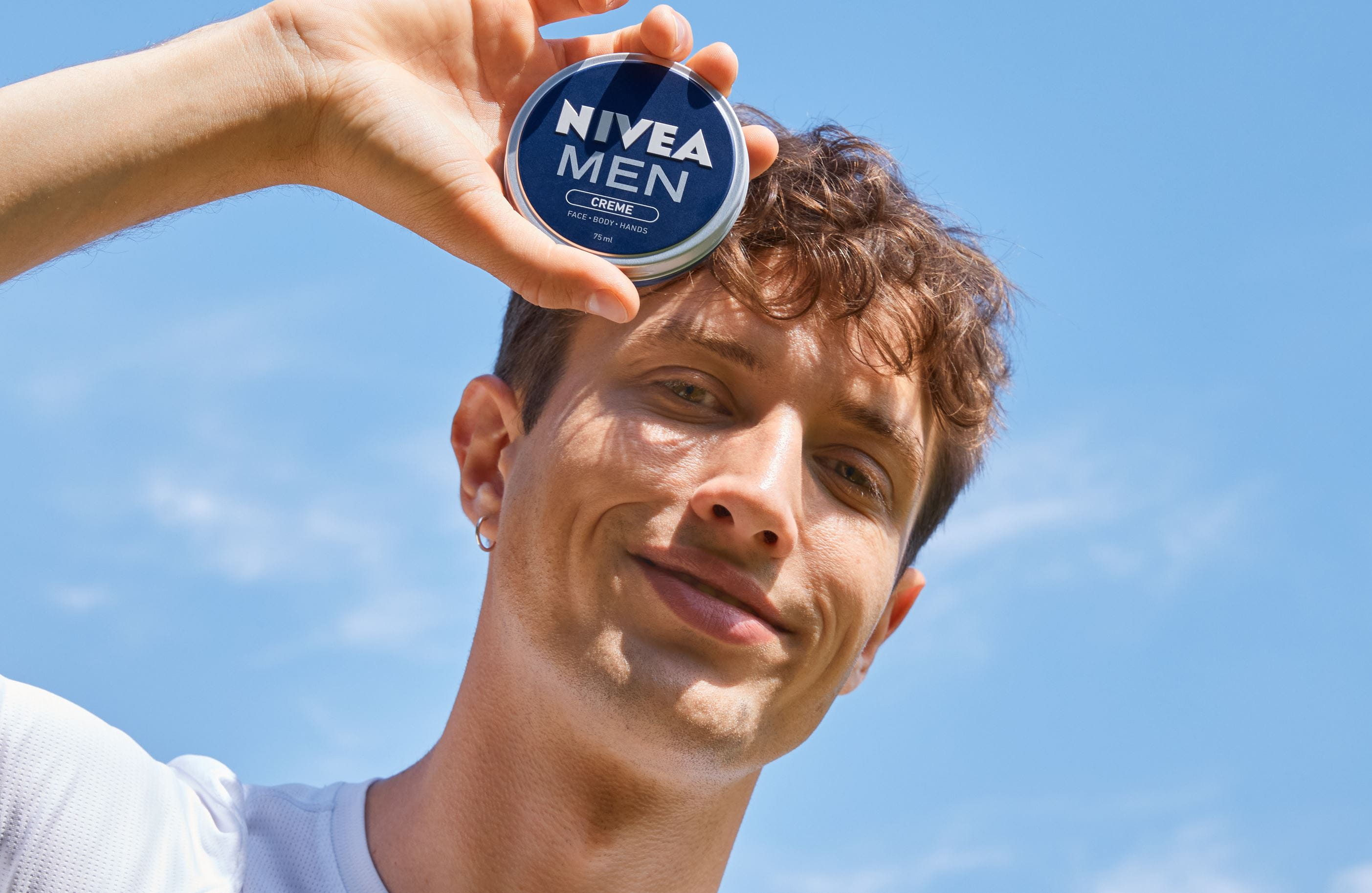 homem a olhar para o seu braço