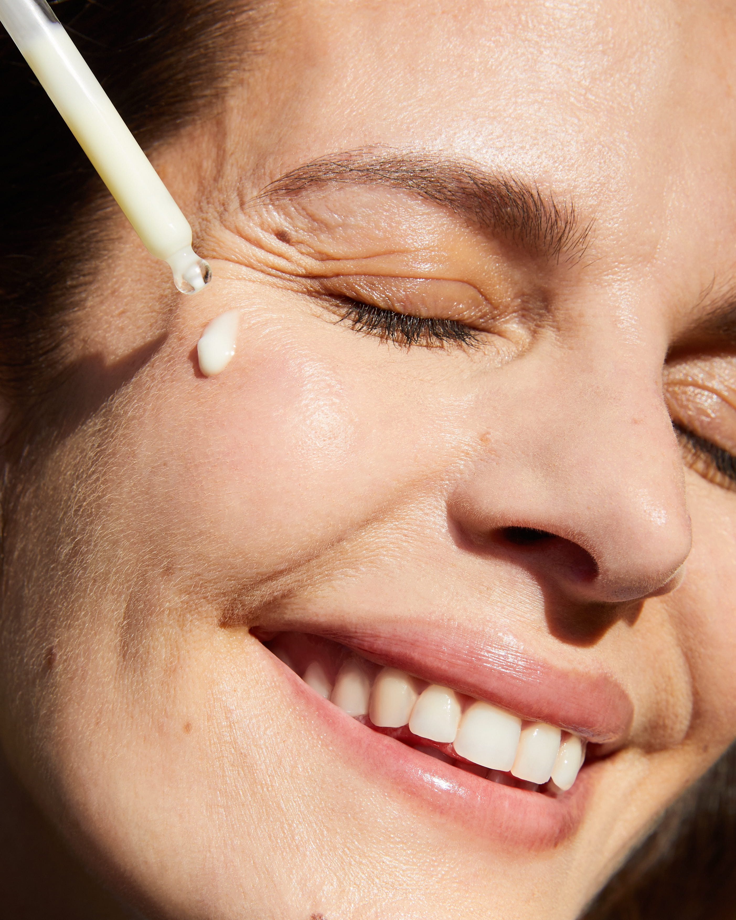 kvinna som applicerar NIVEA serum i ansiktet