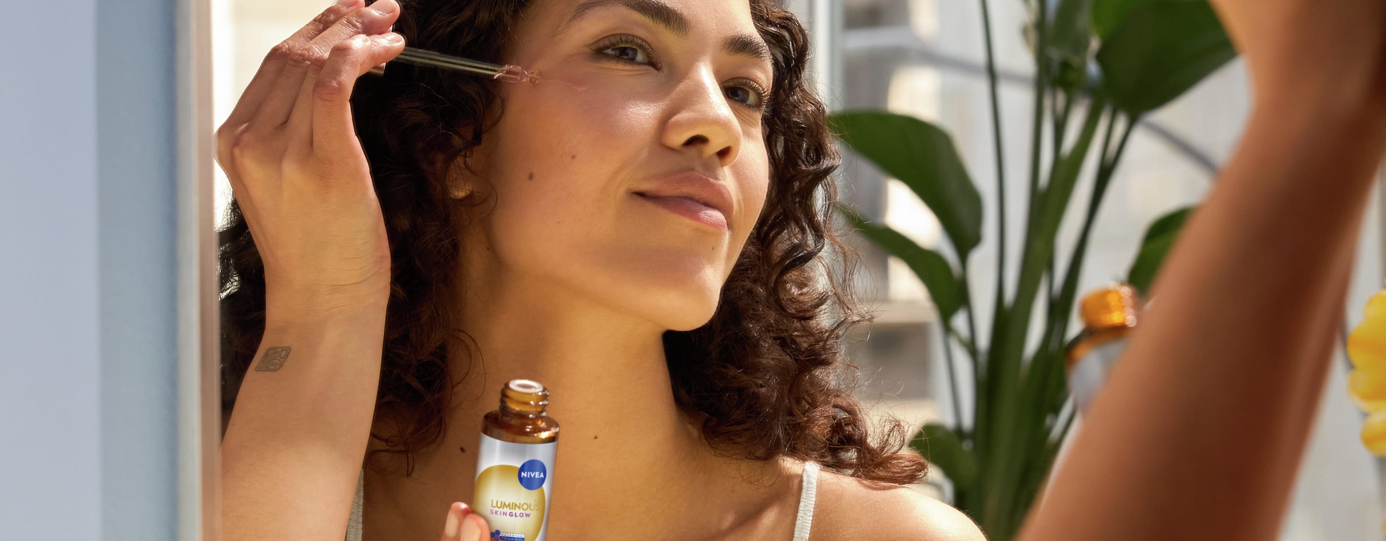 Jeune femme appliquant le sérum visage Nivea