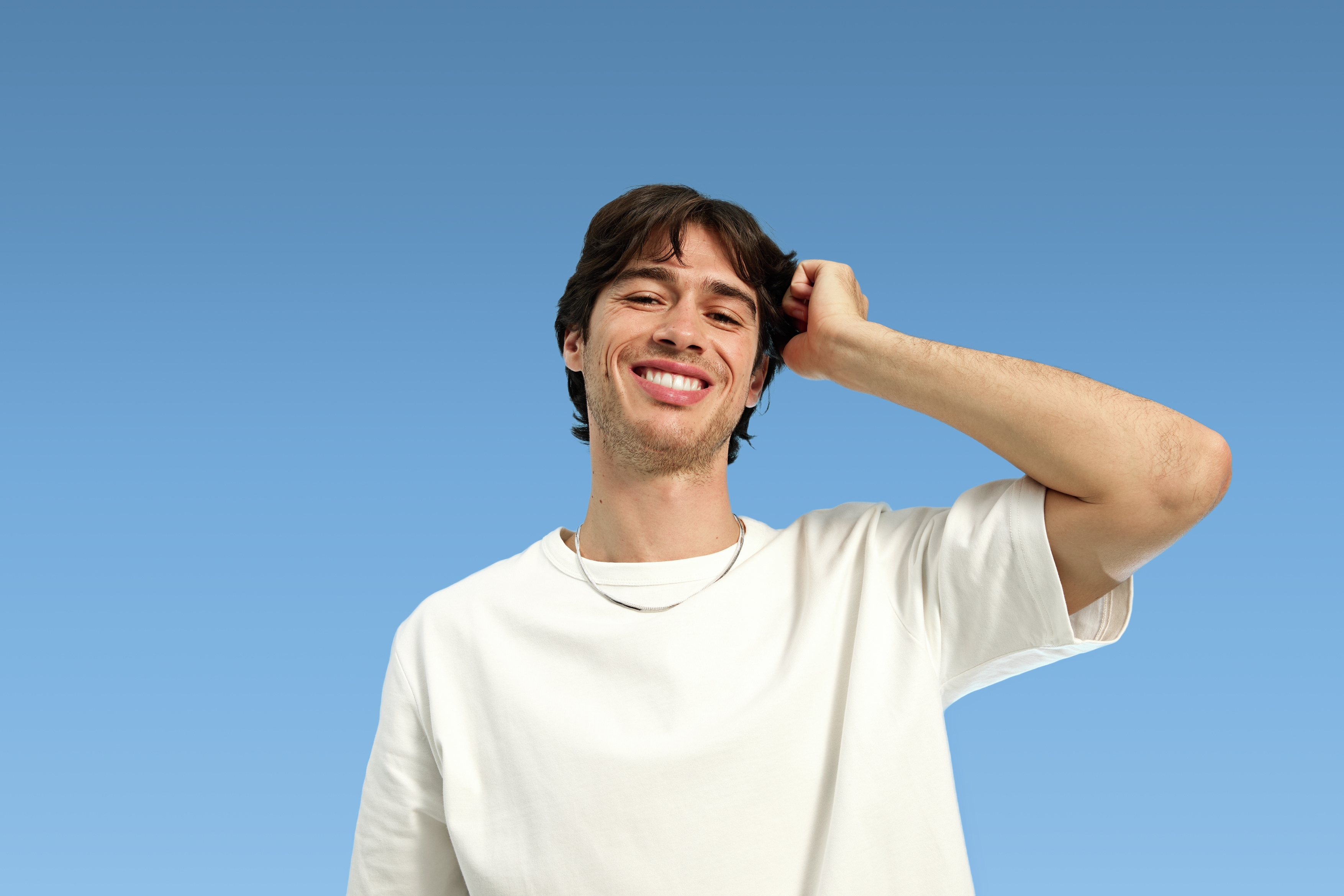 giovane con gli occhi azzurri