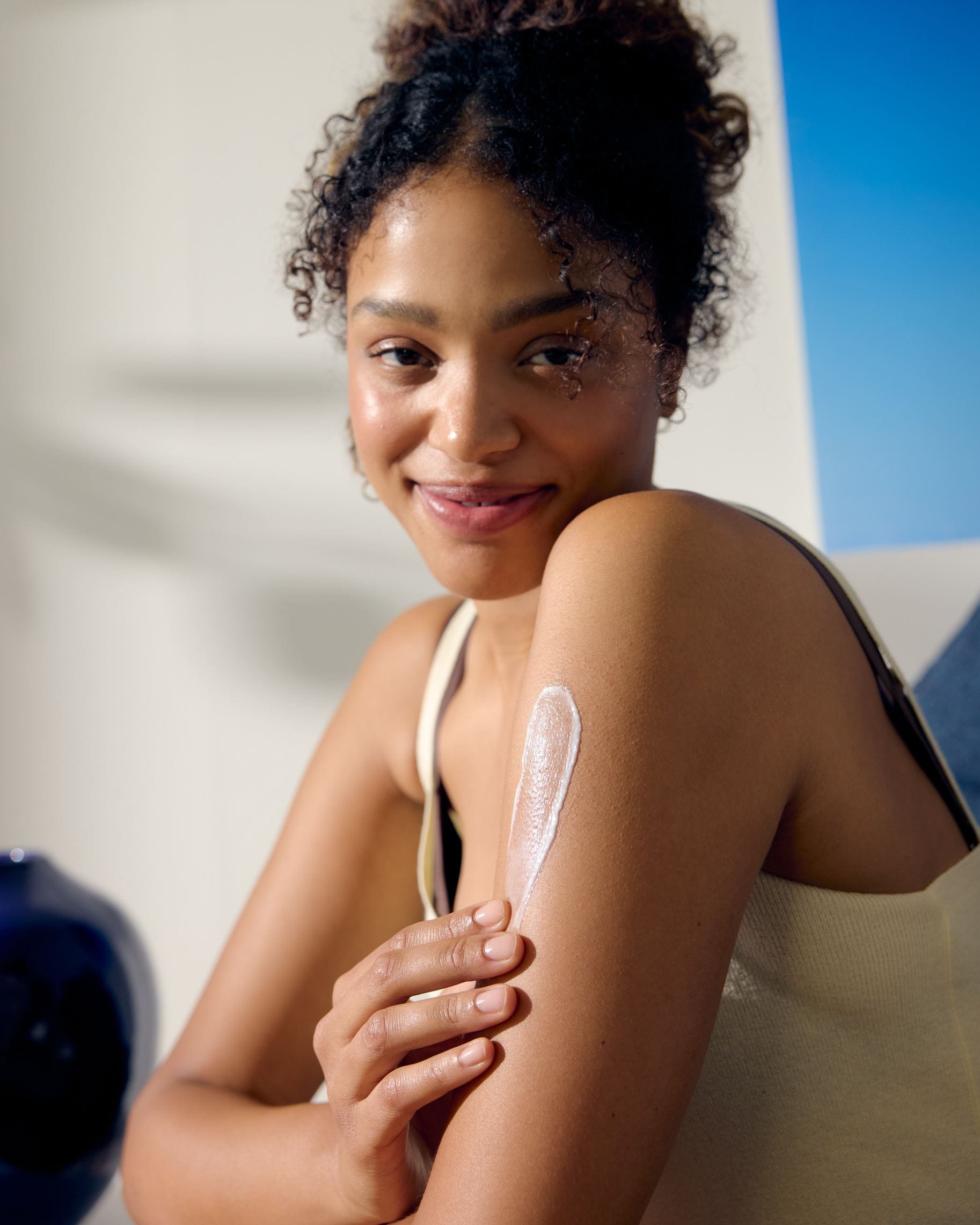  donna che utilizza la crema notte nutriente Nivea