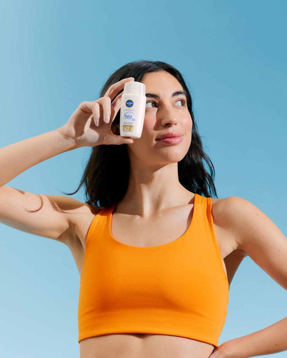  mladá žena používající Nivea Triple Protect 50+