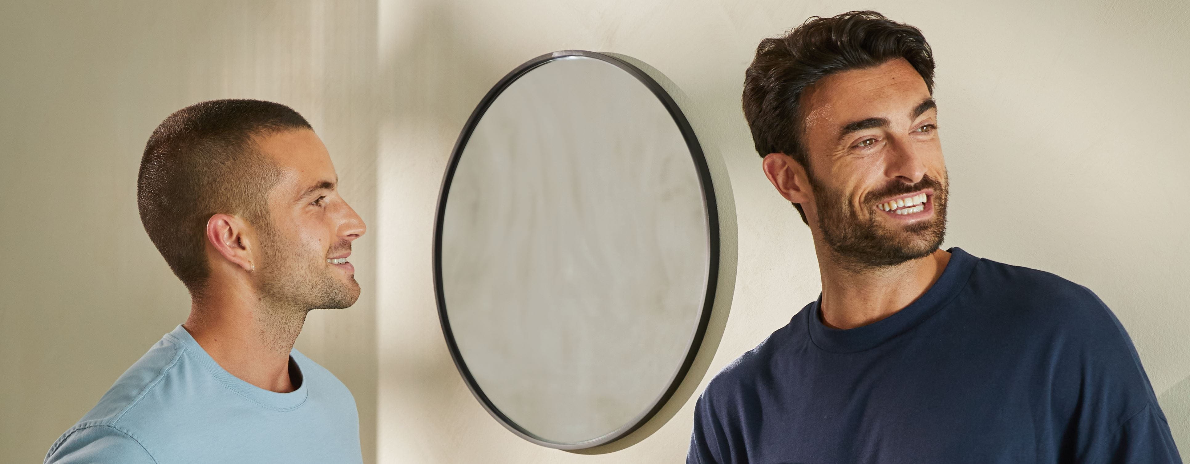 homme avec une barbe qui gratte