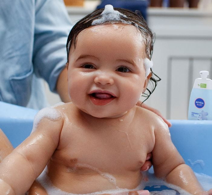 ein Baby, das ein Bad nimmt