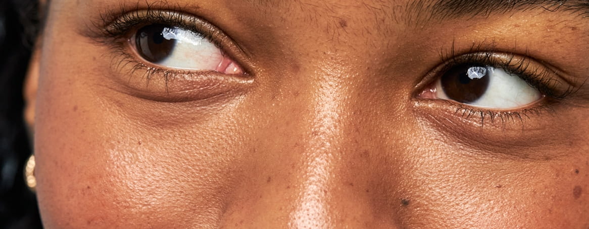 femme souriante avec son visage au soleil