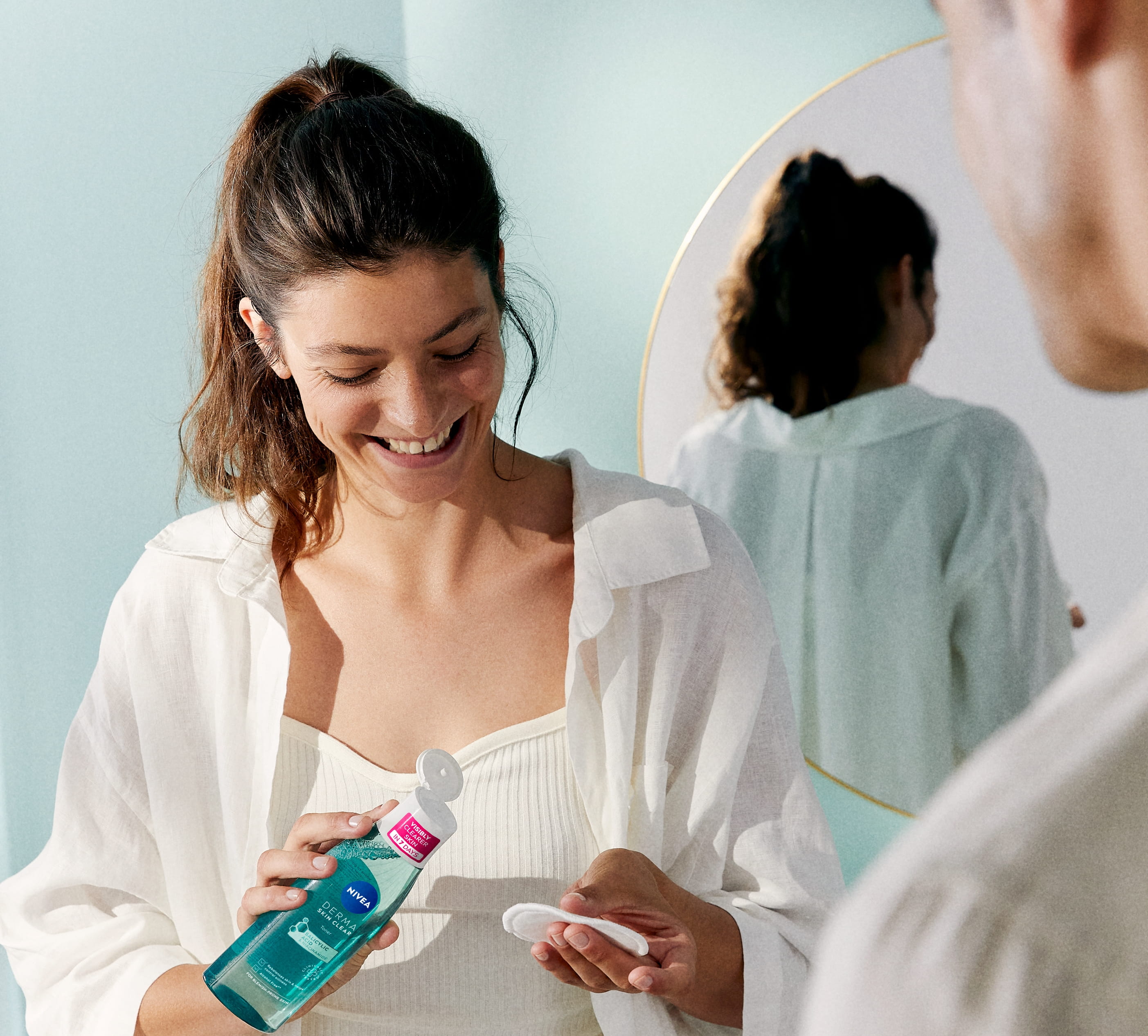 Frau mit einem Nivea-Toner