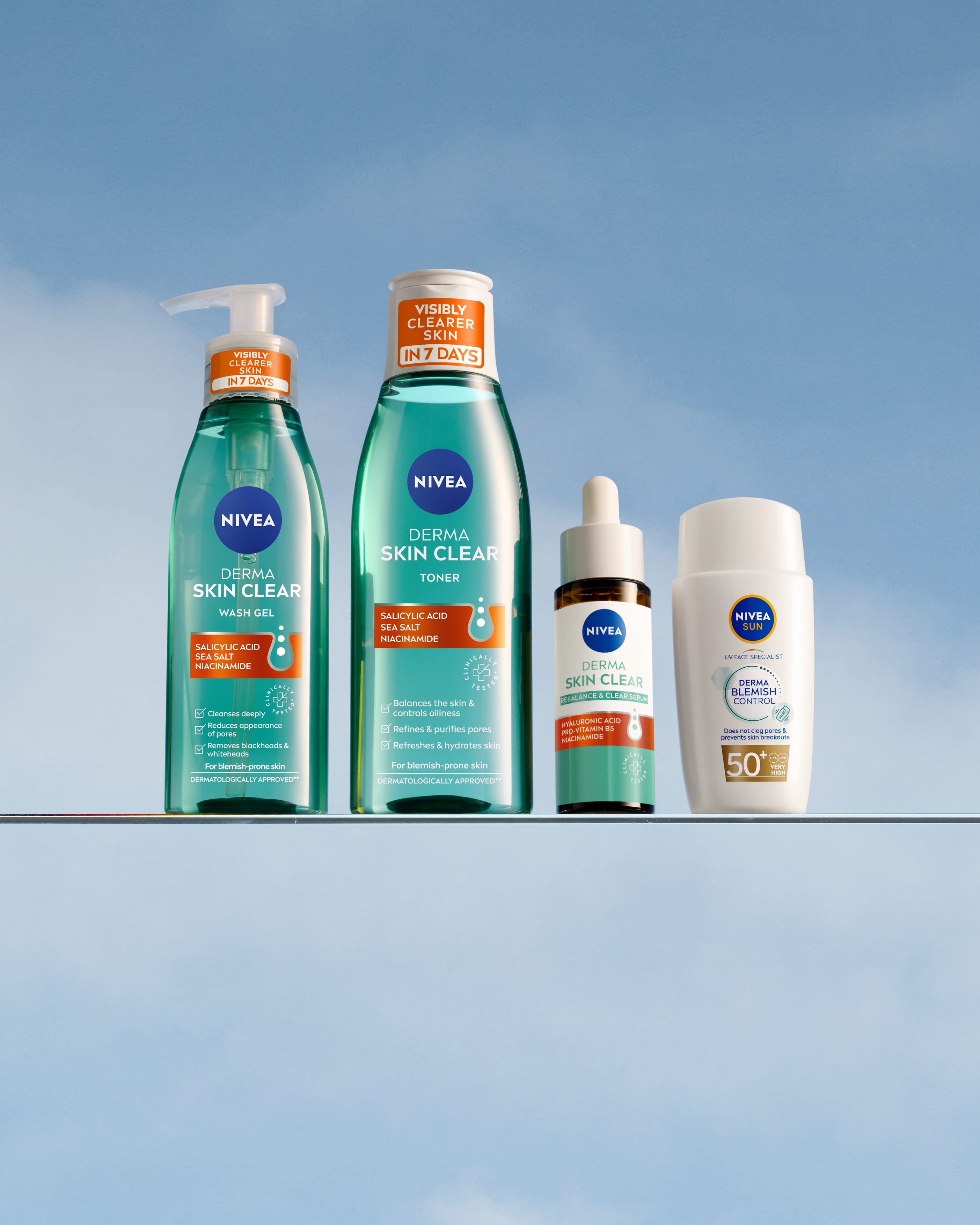 Derma Skin Clear serien uppställd framför blå bakgrund