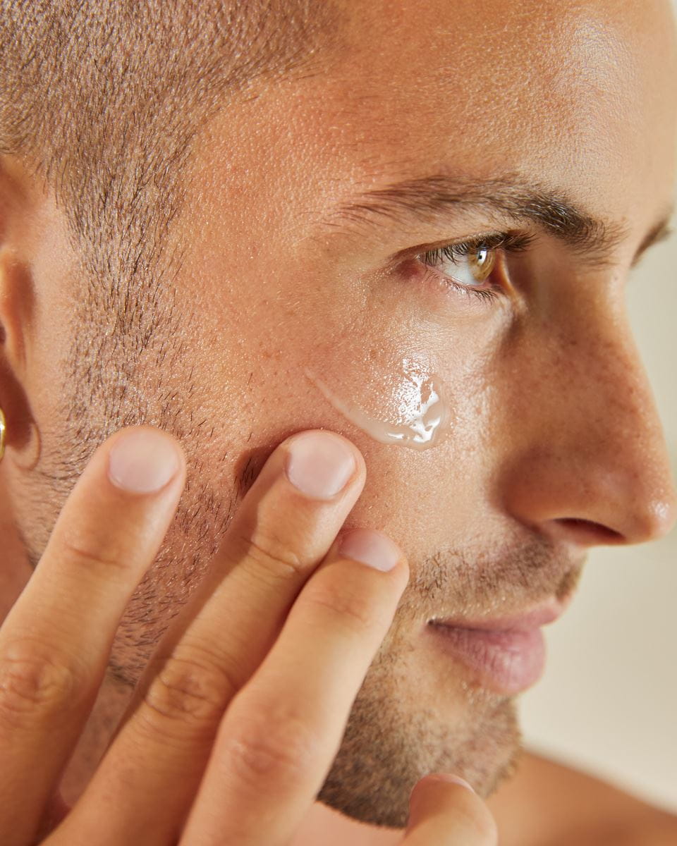 homme appliquant une lotion