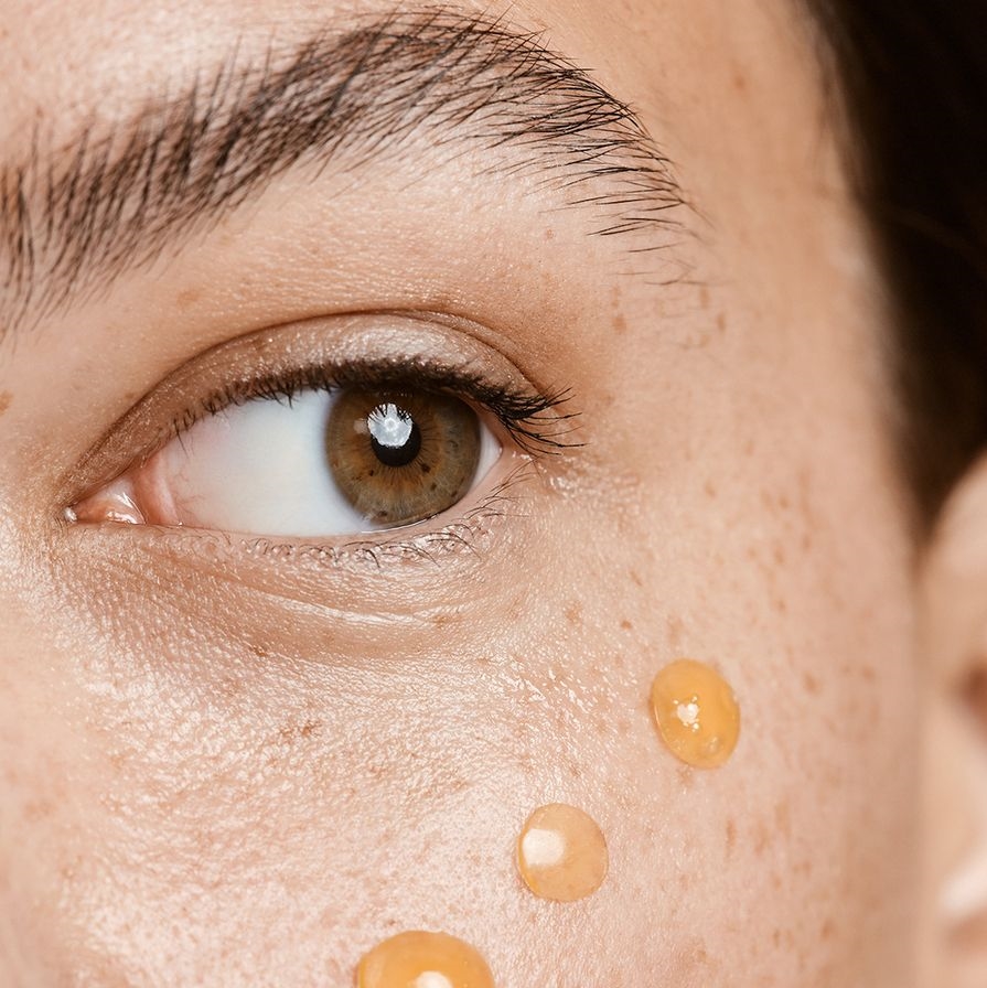 rosto com gotas de óleo na maçã do rosto