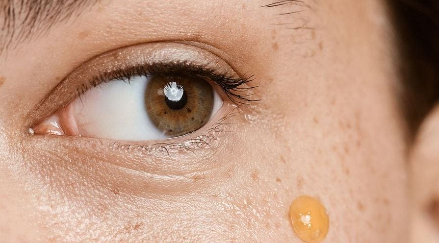 rosto com gotas de óleo na maçã do rosto