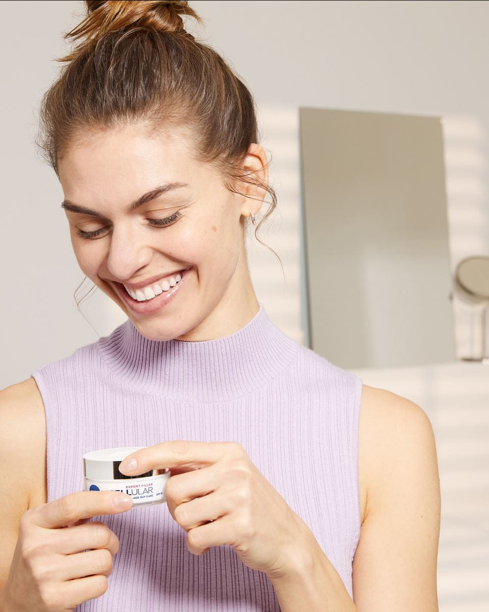 vrouw met een Nivea Expert liftende gezichtscrème