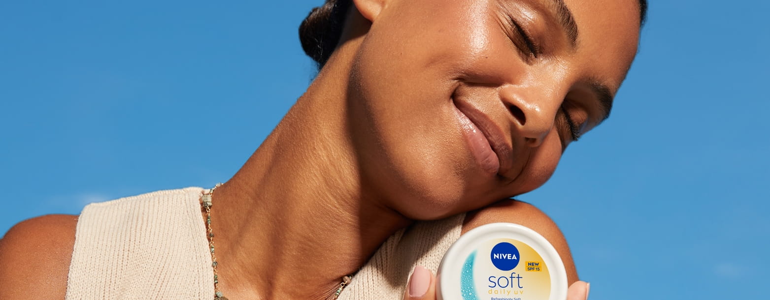 Tânără folosind crema Nivea Soft