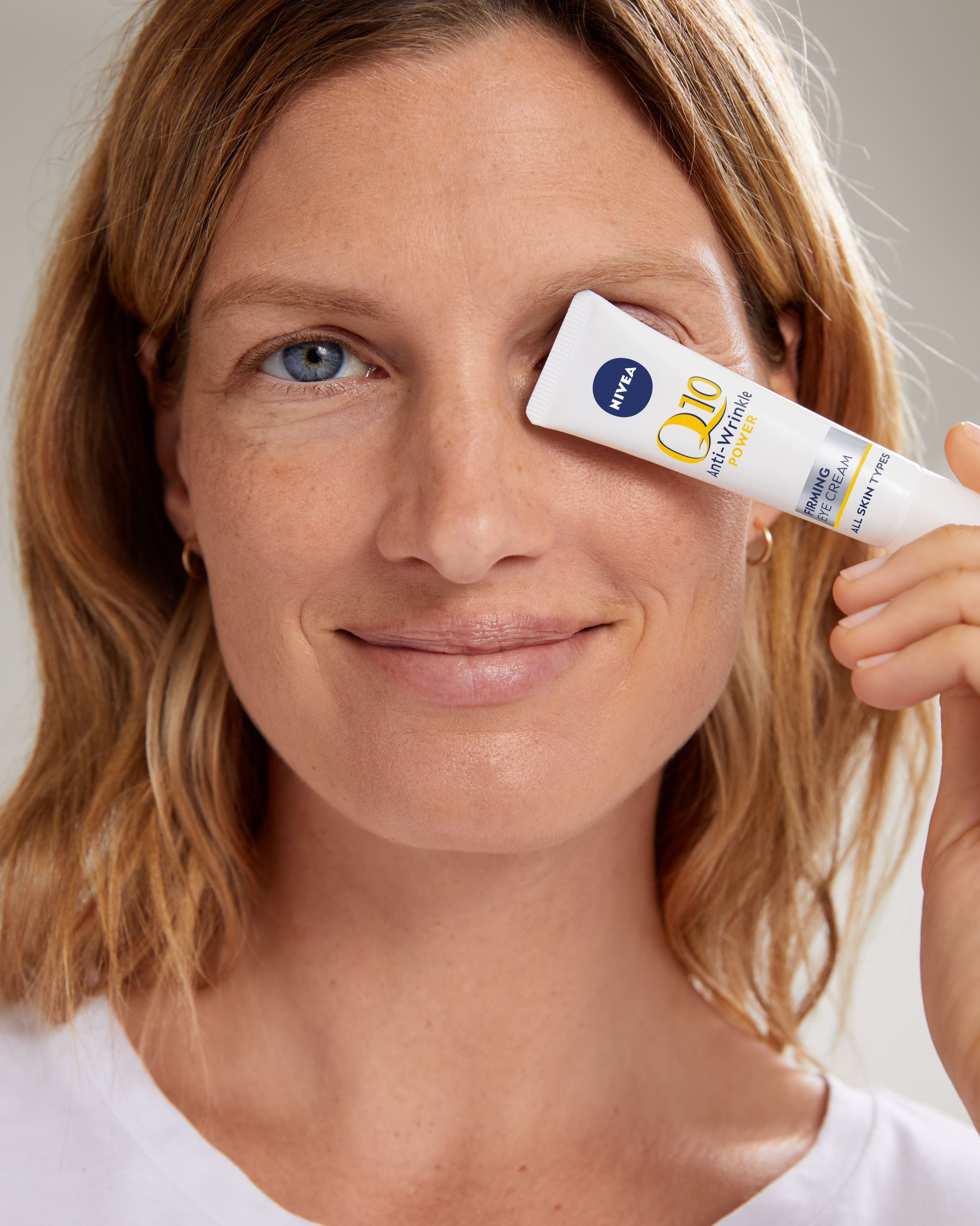 vrouw met de nivea q10 power oogcrème