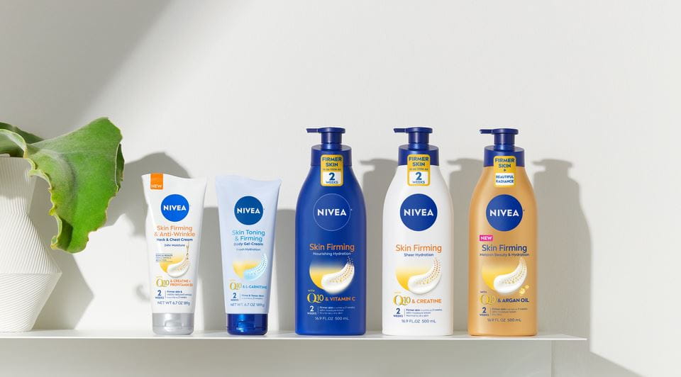 femme aux longs cheveux roux