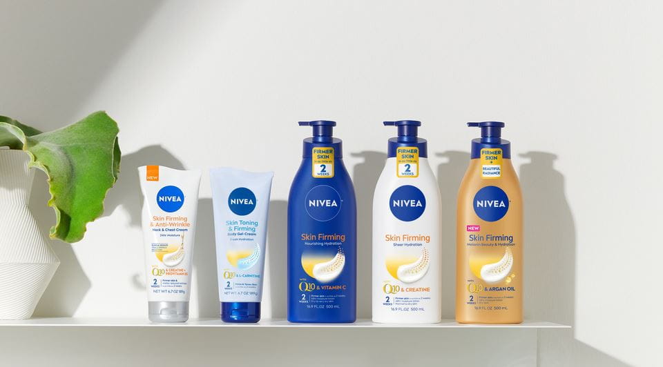 Femme dans lit blanc avec vêtements blanc