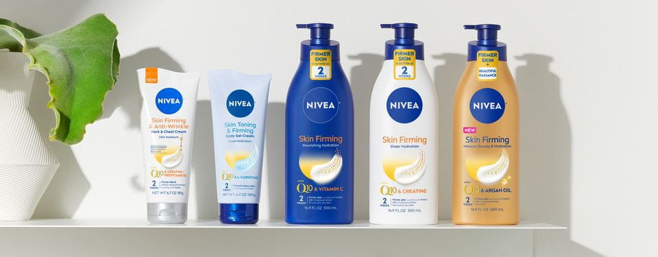 Femme dans lit blanc avec vêtements blanc