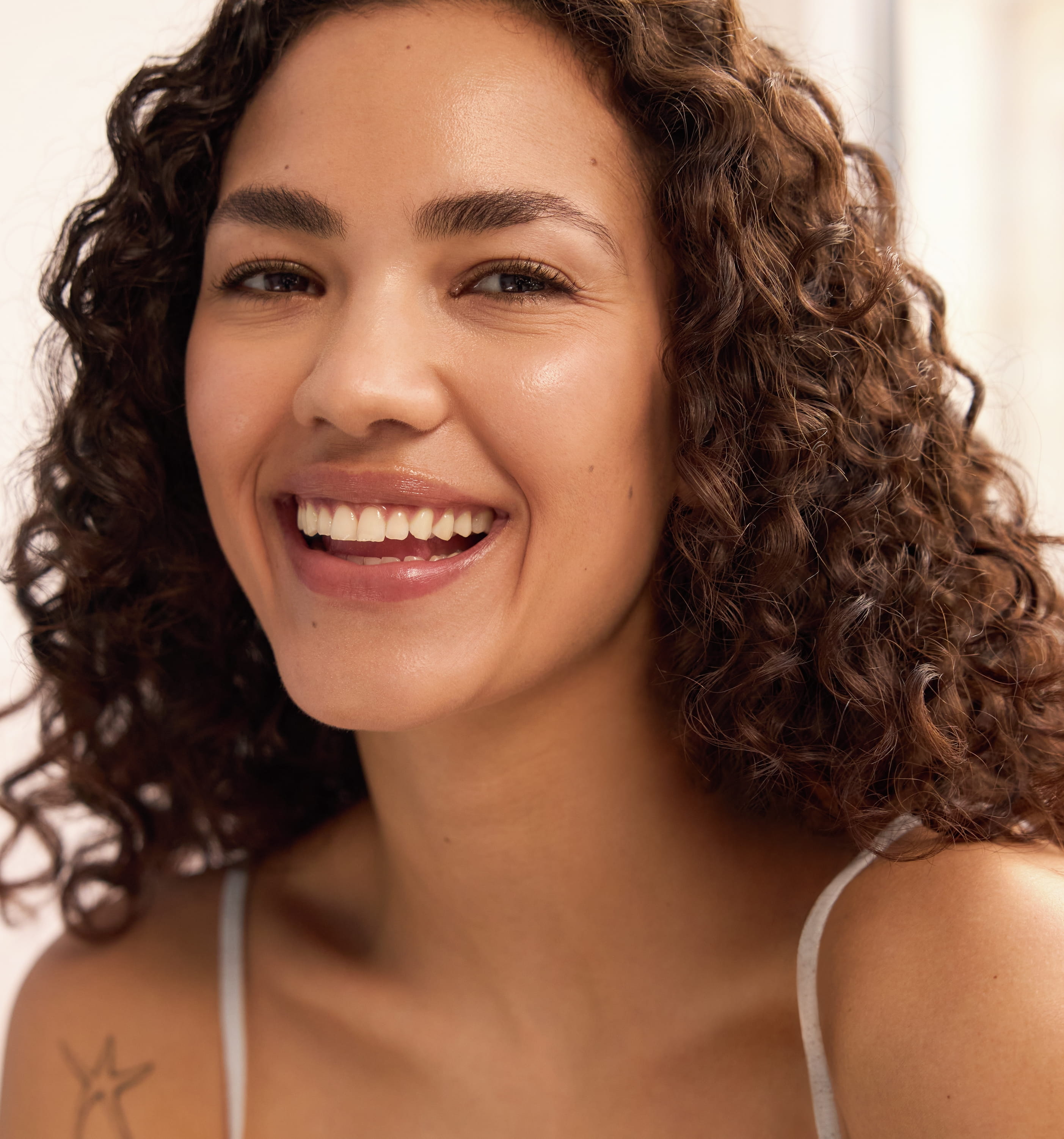 Kvinna skrattar och ler