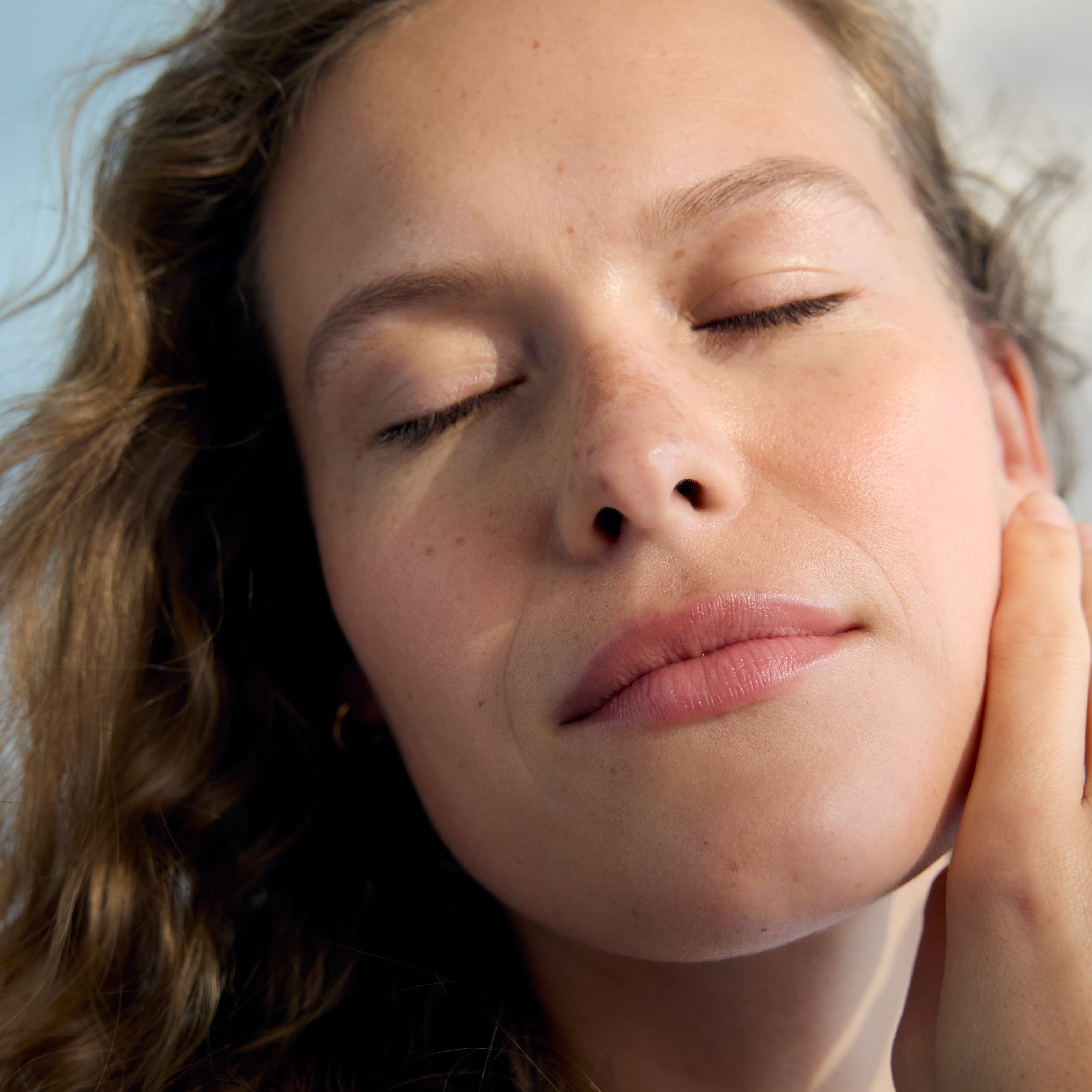 En person i närbild som blundar