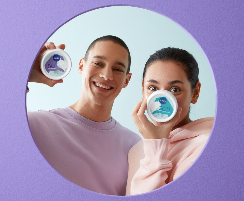 coppia che tiene nivea soft