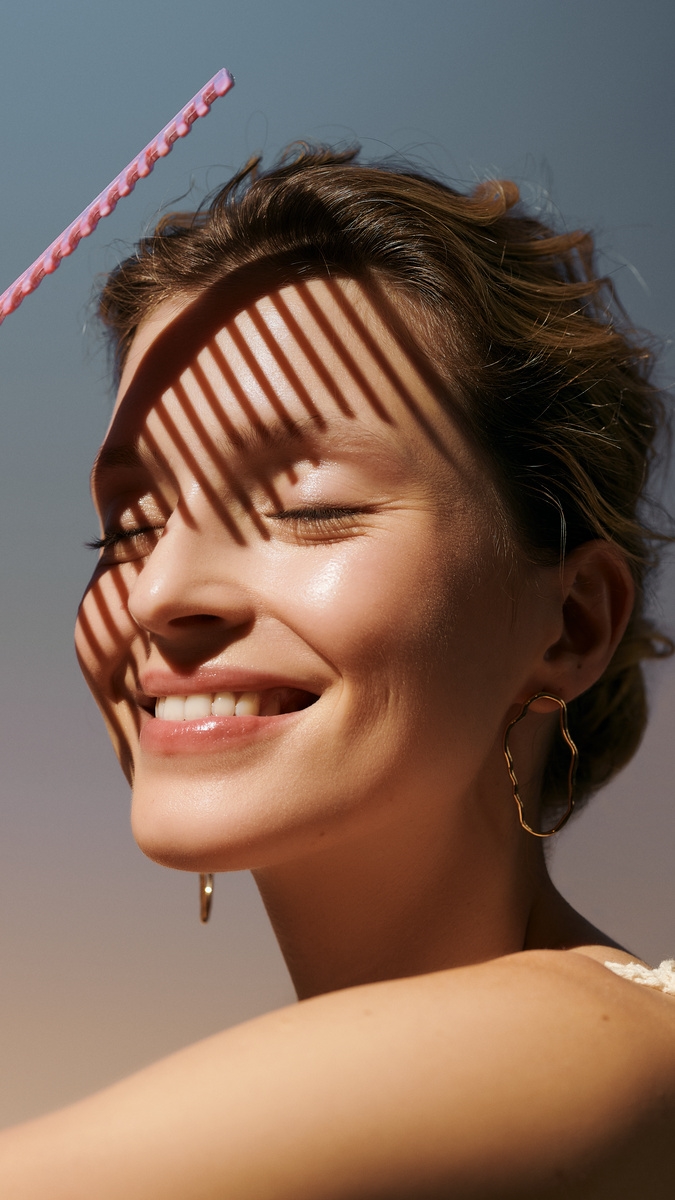 kvinna med slutna ögon i solen