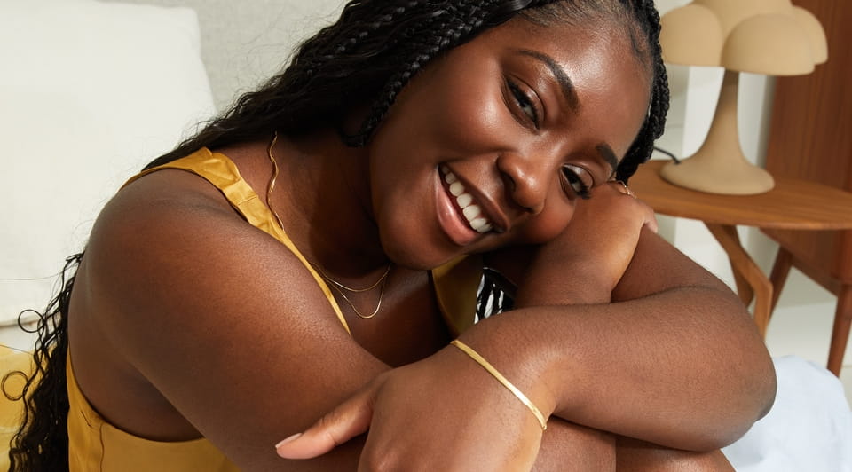 Mladá žena používá tělový krém Nivea