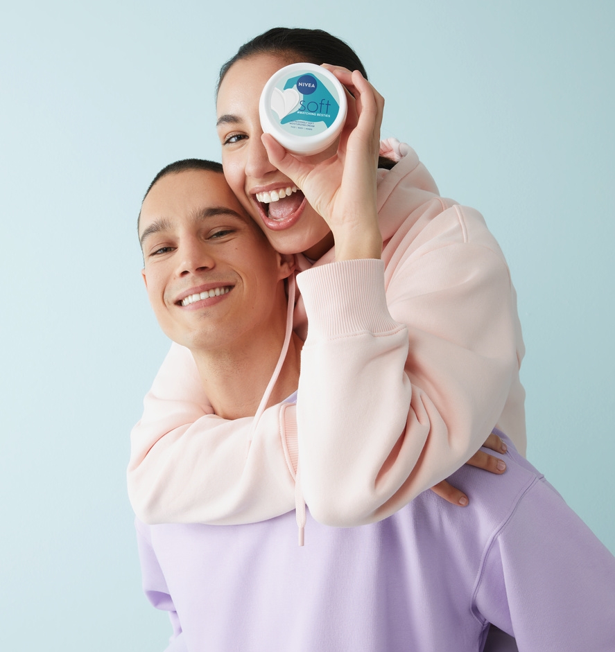 Jeune couple utilisant la crème Nivea Soft